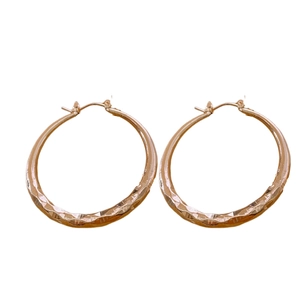 Boucles d'oreilles créoles losanges or rose avec surface métallique facettée taille diamant