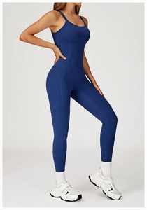 Détail de la combinaison de yoga bleu foncé avec dos nu croisé et coupe ajustée