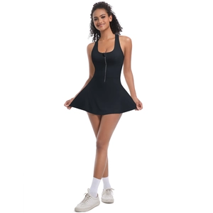 Vue avant de la robe de sport noire avec col en U profond et fermeture éclair fonctionnelle