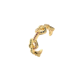 Bague chaîne dorée avec zircons multicolores incrustés vue sous un angle de 45 degrés