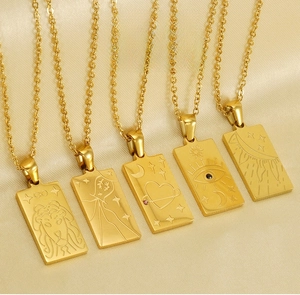 Detailansicht von fünf 18K Gold-Edelstahl-Tarot-Halsketten auf Satin-Hintergrund