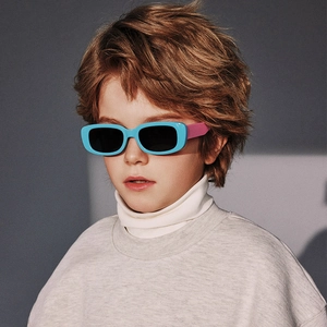 Polarized kids sunglasses with blue frame and pink temples on a child model