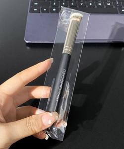 Detail of GECOMO G1014 round concealer brush with soft white bristles and black handle