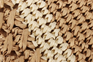 Vue détaillée de la texture tressée en paille de papier bicolore et motifs artisanaux