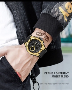 Dettaglio dell'orologio sportivo dorato antiurto con doppio display e resistenza 50M