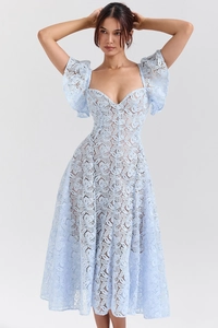 Detailaufnahme der floralen Spitzentextur und des Herz-Ausschnitts an einem blauen Midikleid