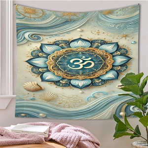 Détail d'une tenture mandala Om avec éléments marins bleus dans un décor intérieur