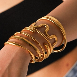 Glossy 18K gold plated stainless steel bangles set for women in elegant stacked style