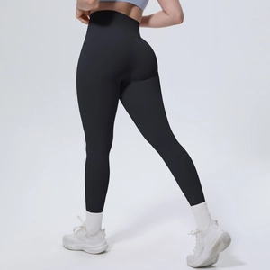 Nahaufnahme der schwarzen High-Waist-Yogahose mit Bauchweg-Effekt und Formgebung am Gesäß