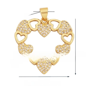 Makro-Detail von vergoldetem Herzanhänger mit Pavé-Zirkon und filigranem Design