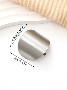 Vista dettagliata del fermaglio per capelli in metallo spazzolato argento 4,3x4cm