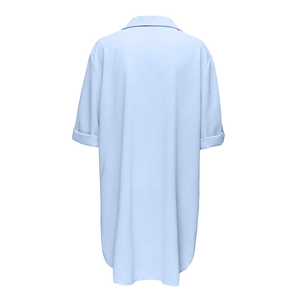 Detalle de la espalda del vestido camisero azul claro con mangas remangadas y corte holgado