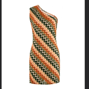 Détail de la robe moulante à une épaule avec des motifs en tricot orange et vert