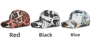 Gros plan détaillé des casquettes de baseball aux motifs léopard, graffiti et journal