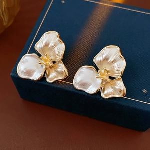 White Flower Stud Earrings With Silver Earring Post Alloy French Retro Elegant Light Luxury Niche Style Jewelry For Women