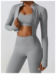 Vue détaillée de l'ensemble de yoga gris 3 pièces avec veste zippée, soutien-gorge et legging