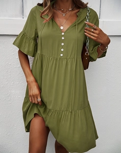 Détail de la robe col V vert armée avec boutons décoratifs et ourlet à volants