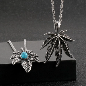 Détail macro de pendentifs feuille d'érable style punk avec turquoise sur chaînes torsadées