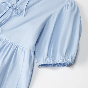 Detail der hellblauen Puffärmel mit elastischen Bündchen und geschnürtem Ausschnitt
