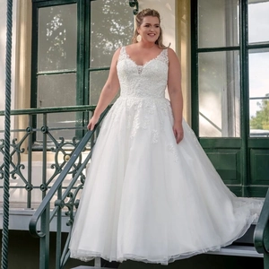 Plus Size Wedding Dress Lace Applique Deep V-Neck Sleeveless A-Line Ivory Long Bridal Gown For Women