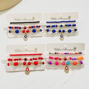 Detalle de pulseras de cuentas con ojo turco y amuletos de mano de Fátima en tarjetas