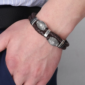Bracciale retrò da uomo in pelle intrecciata marrone con ciondoli a ruota solare