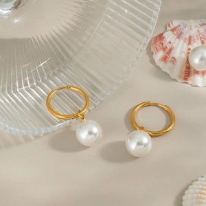 Pendientes vintage de acero inoxidable bañados en oro 18K con gran perla blanca colgante