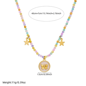 Collier de perles bohème fait main avec pendentifs dorés en forme d'étoile et papillon