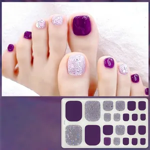 Detailansicht der H163 tiefvioletten und glitzernden 3D-Zehennagelaufkleber mit Steinen