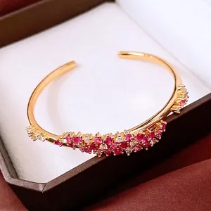 Bracelet jonc vintage plaqué or 18 carats avec zircons violets et blancs en écrin