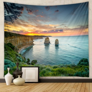 Détail de tapisserie bohème avec paysage côtier au coucher du soleil et falaises