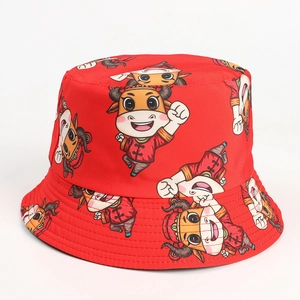 Dettaglio del cappello a secchiello rosso con stampa zodiacale cinese e tesa rinforzata