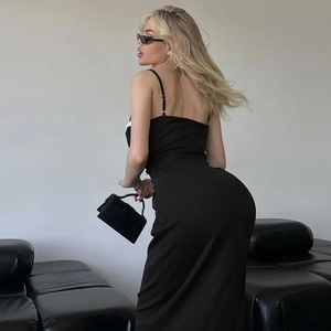 Détail du design dos nu élégant sur cette robe midi noire moulante pour l'été