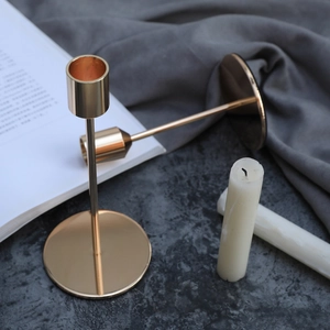 Eleganter goldener Kerzenhalter aus Metall für romantische Tischdekoration im Wohnzimmer