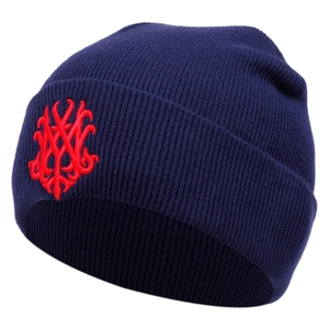 Gros plan du bonnet en tricot bleu marine avec broderie rouge et texture côtelée