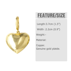 Dettaglio degli orecchini a cuore 3D placcati oro 18k che mostrano dimensioni e rame