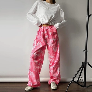 Pantaloni cargo rosa mimetici da donna con coulisse e vestibilità ampia a gamba larga
