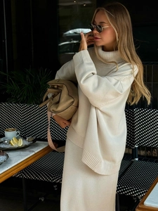 Ensemble en tricot de style français avec pull à col roulé et jupe midi en beige