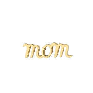 Pendentif MOM doré en acier inoxydable avec calligraphie cursive sur fond blanc épuré