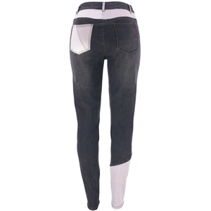 Vista posteriore di jeans patchwork a vita alta in denim grigio con contrasto bianco