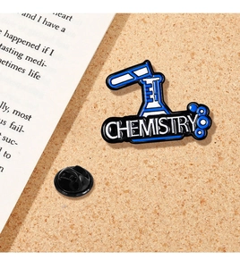 Makro-Detail des Emaille-Chemie-Pins mit Laborkolben auf einem Kork-Hintergrund