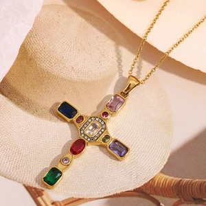 Détails du pendentif croix plaqué or 18 carats serti de cristaux colorés variés