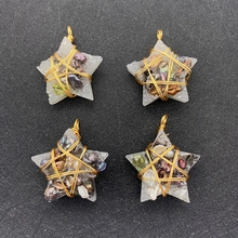 Pendentifs en forme d'étoile en fil doré avec pierres colorées et détails artisanaux