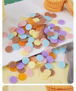 Macro-opname van 1,4 cm kleurrijke hars miniatuurkoekjes voor DIY-ambachten op bord