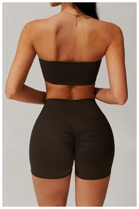 Detail der High Waist Yoga Shorts mit Scrunch Butt und Rückseite des Sport BHs in Oliv