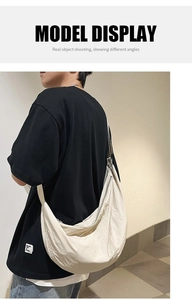Gros plan du sac bandoulière en nylon crème montrant la texture et la grande capacité
