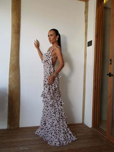 Details von gestuften Rüschen und Punktmuster am rückenfreien beigen Sommer-Maxikleid