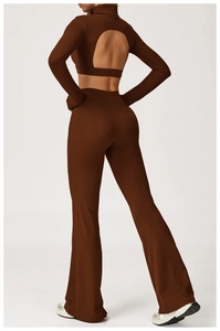 Détail du dos découpé de l'ensemble de yoga marron avec legging évasé et haut long