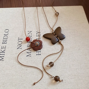 Détails de pendentifs artisanaux en bois de lotus et papillon sur colliers rétro