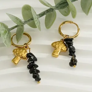 Boucles d'oreilles champignon en or 18 carats avec pierres naturelles noires sur socle